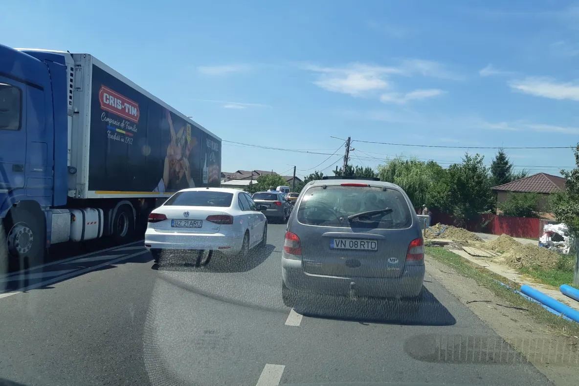 Accident pe DN 71, în județul Dâmbovița, după ce două mașini s-au ciocnit
