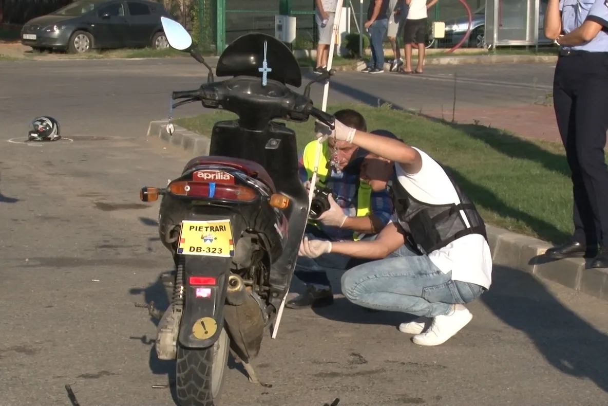 VIDEO Mopedist în stare gravă, după ce a fost lovit de o mașină