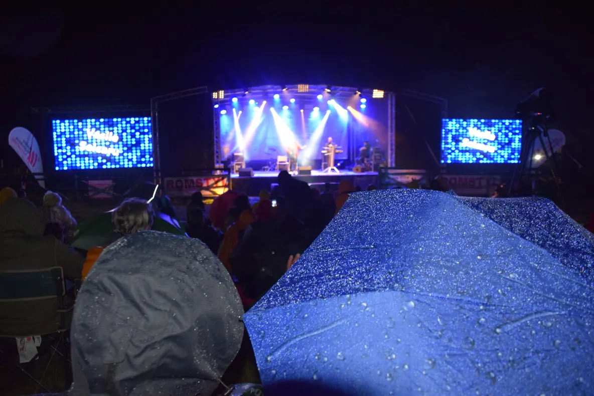 FOTO VIDEO Iubitori de muzică folk au răbdat ploaia, în prima seară de Padina Folk