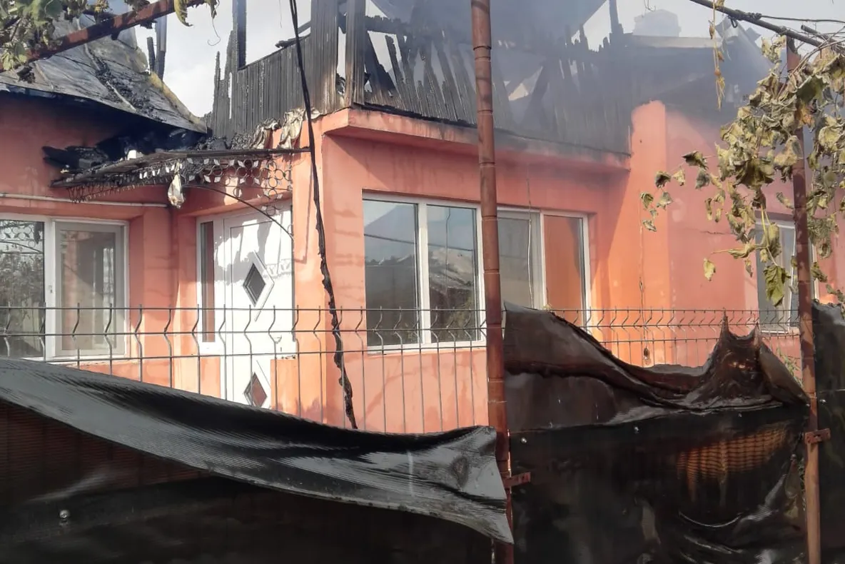 Case mistuite de flăcări la Valea Lungă
