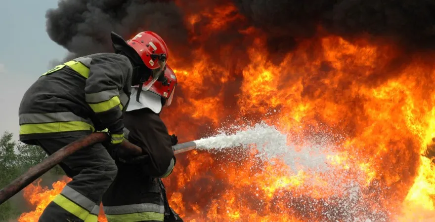 Moreni. O persoană a suferit arsuri grave în urma unui incendiu