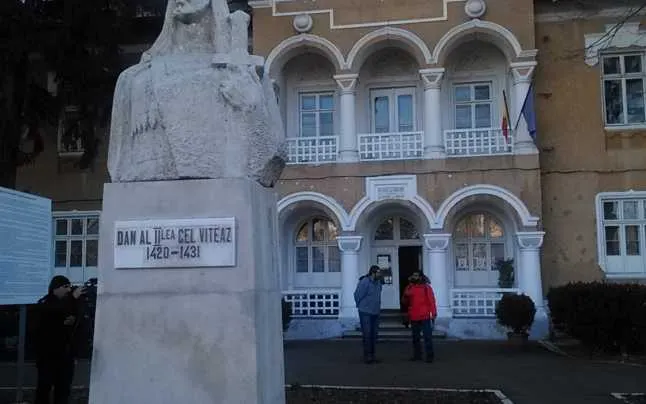 Se pregătește muzeul tradițiilor militare, la Târgoviște. Va funcționa în clădirea fostei Școli de Cavalerie de la Târgoviște