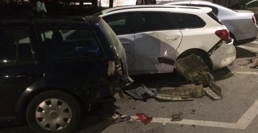 Un șofer neatent a făcut ravagii la Fieni. Mai multe mașini distruse și un rănit