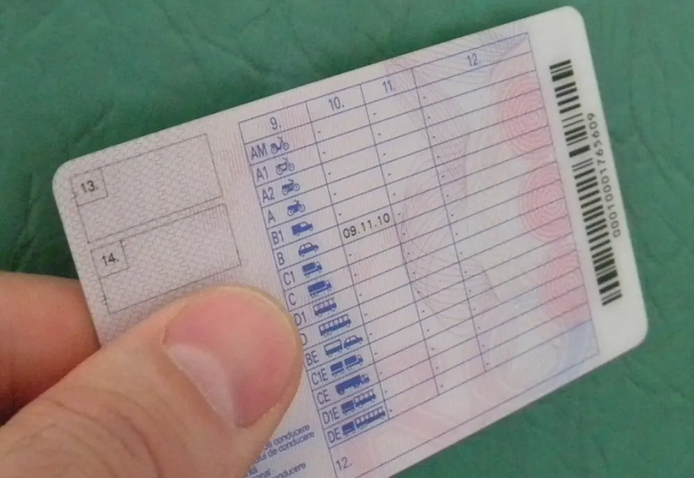 A vrut să scape de amenda pentru conducere fără permis, prezentând un document falsificat