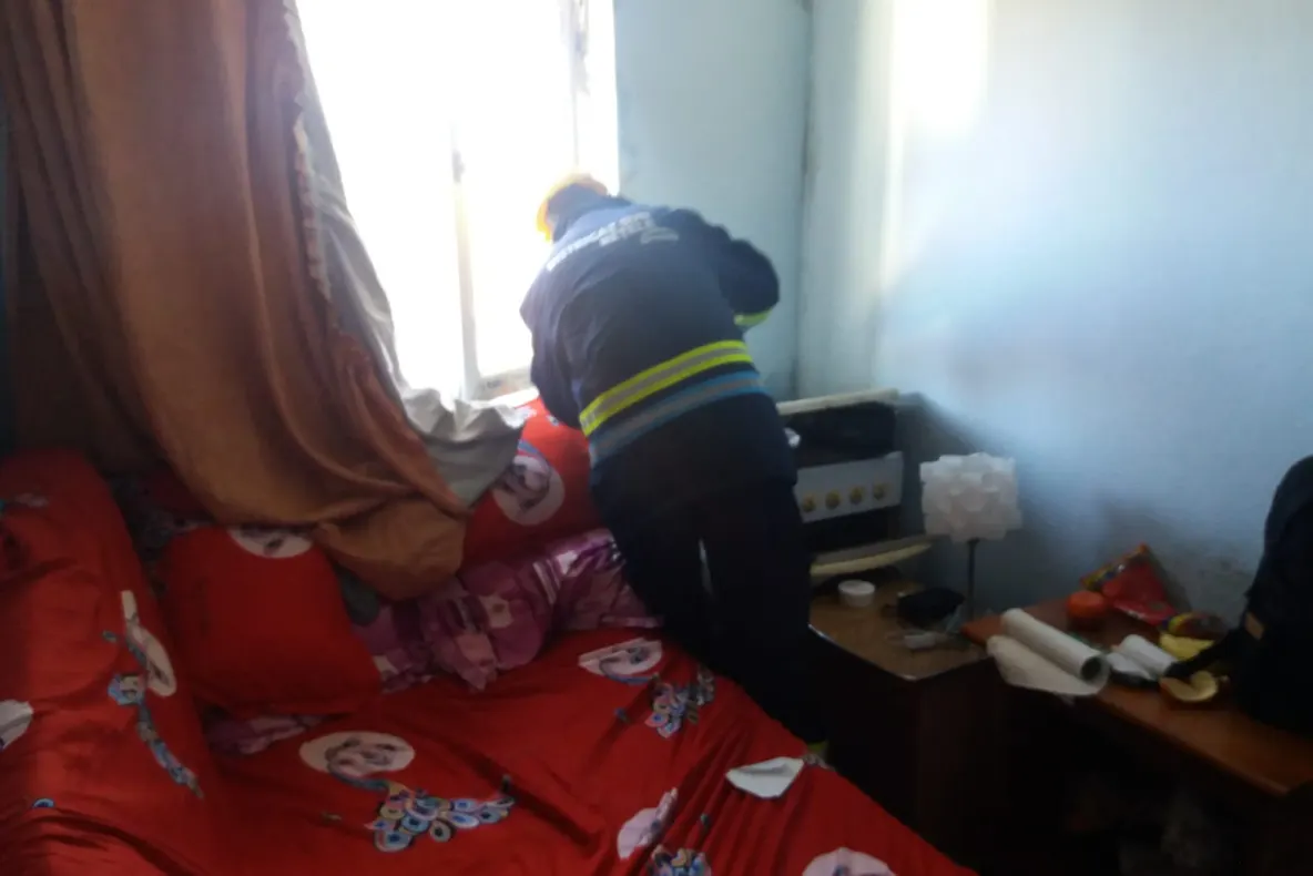 Foto| Salvați de la moarte, prin intoxicare cu gaz, de pompieri. Doi soți din Fieni transportați la spital