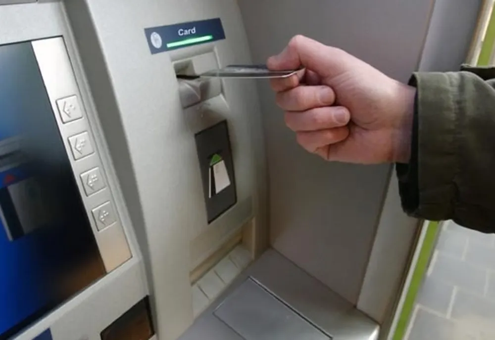 Trei dâmbovițeni, din Moreni sunt cercetați pentru operațiuni financiare ilegale, cu un card bancar pierdut de proprietar