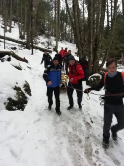 Turiști ajutați de jandarmii montani, după ce au rămas blocați, cu mașinile, în Bucegi