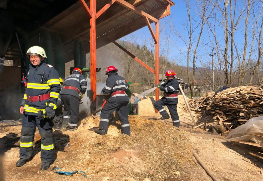 La un pas de dezastru. Fabrică de peleți cuprinsă de flăcări, la Vulcana Băi