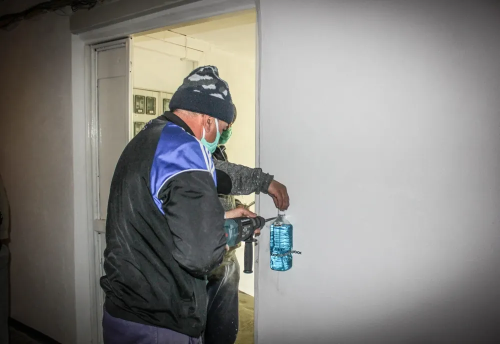 Amendat cu 2000 de lei, după ce a furat un dezinfectant montat pe scara blocului, de autorități, la Titu