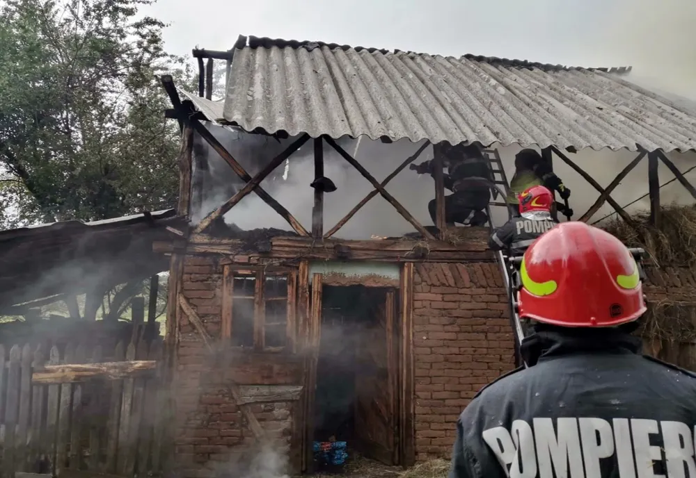Foto| Gospodărie lovită de trăsnet la Dragomirești, în Dâmbovița. Nu au fost victime