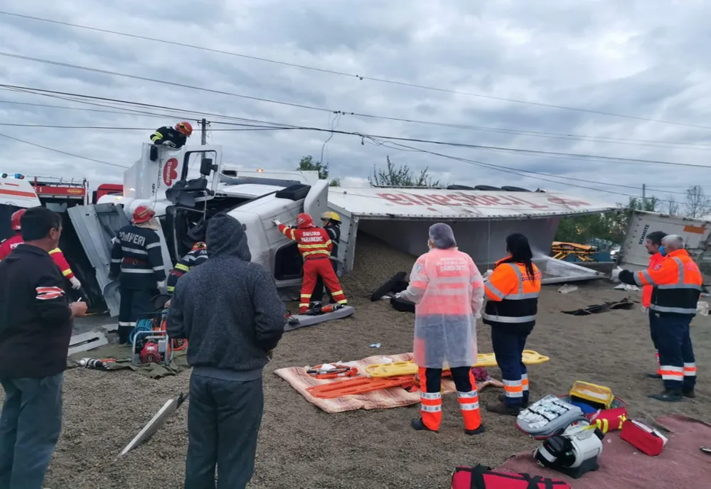 Blocaj pe DN 72, la Dragodana. Un tir s-a răsturnat pe șosea. Șoferul a fost blocat în cabina mașinii
