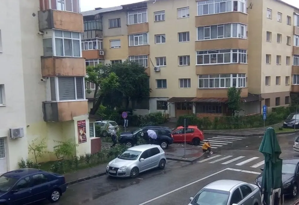 Foto| Accident fără victime la Târgoviște. Ignorarea semnelor de circulație provoacă...pagube