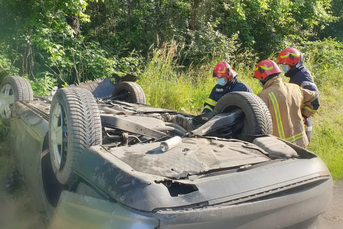Două persoane rănite, după ce un autoturism s-a răsturnat în afara carosabilului, pe DN 72, la Priseaca