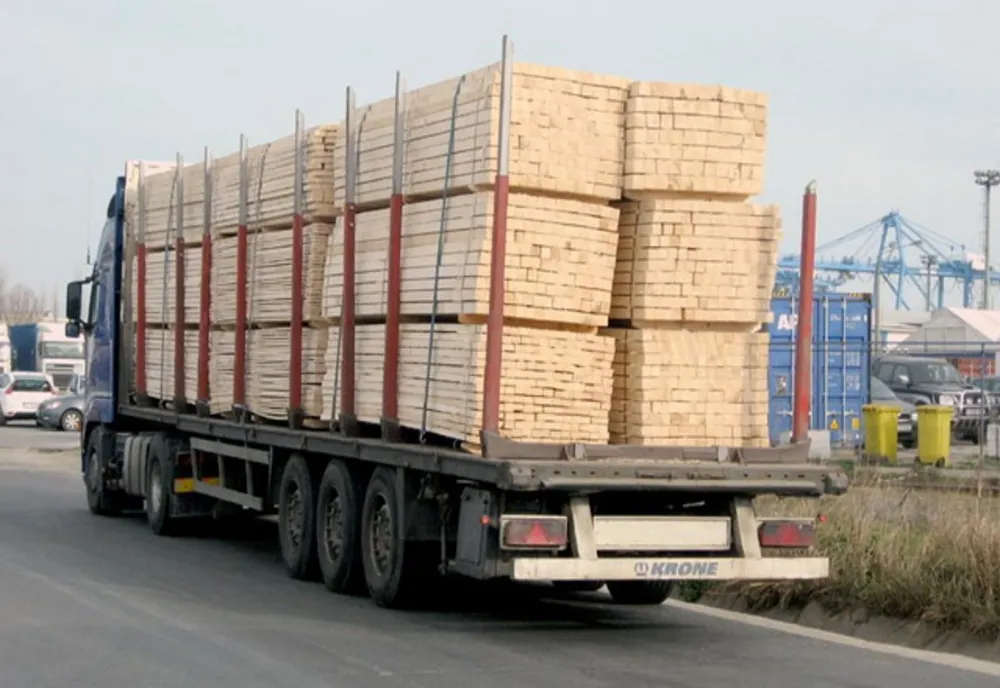 Operator din Dâmbovița care transporta cherestea, amendat de polițiștii rutieri 