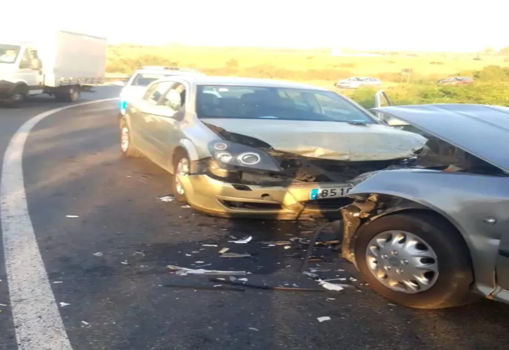 O persoană a fost rănită după ce două autoturisme au intrat în coliziune, la Corbii Mari