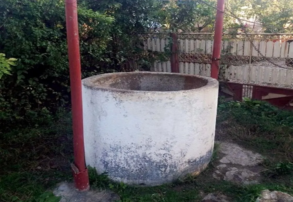 Pompierii au salvat un bărbat din Dâmbovița căzut într-o fântână