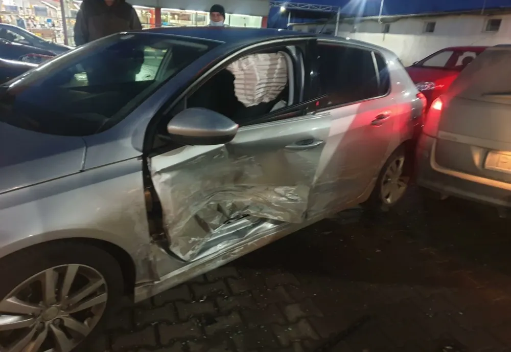 Mașină distrusă intenționat într-un supermarket din Găești