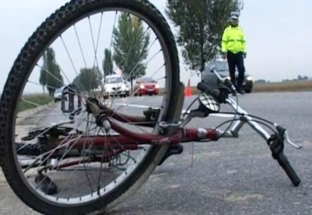 Accident pe DN72, în Dâmbovița. Biciclist în vârstă de 92 de ani, lovit de un autoturism