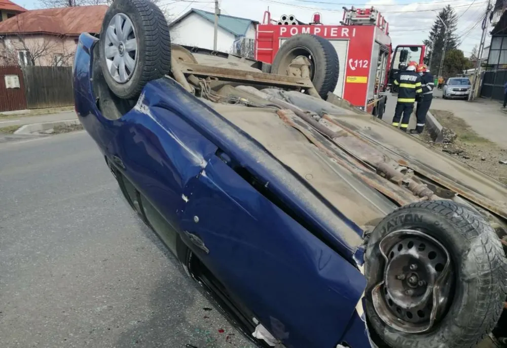 Dâmbovița. Femeie transportată la spital după ce s-a răsturnat cu mașina pe șosea