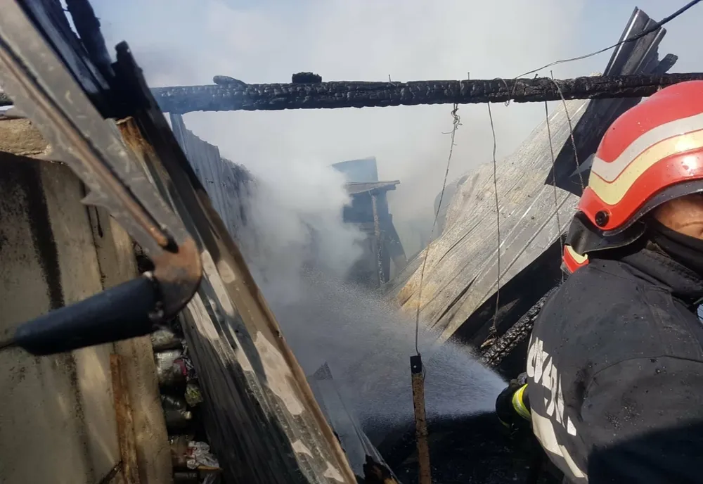 Două case din Dâmbovița, salvate de pompieri din calea flăcărilor