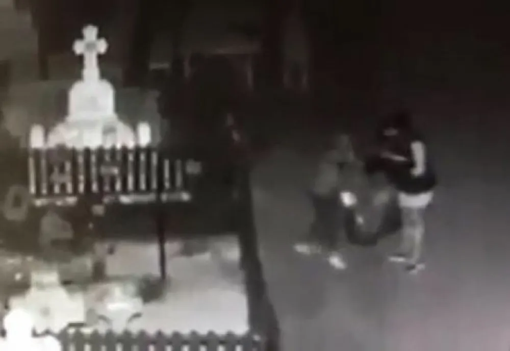 La furat de flori din cimitir, la Răcari! Primarul orașului a făcut publică filmarea