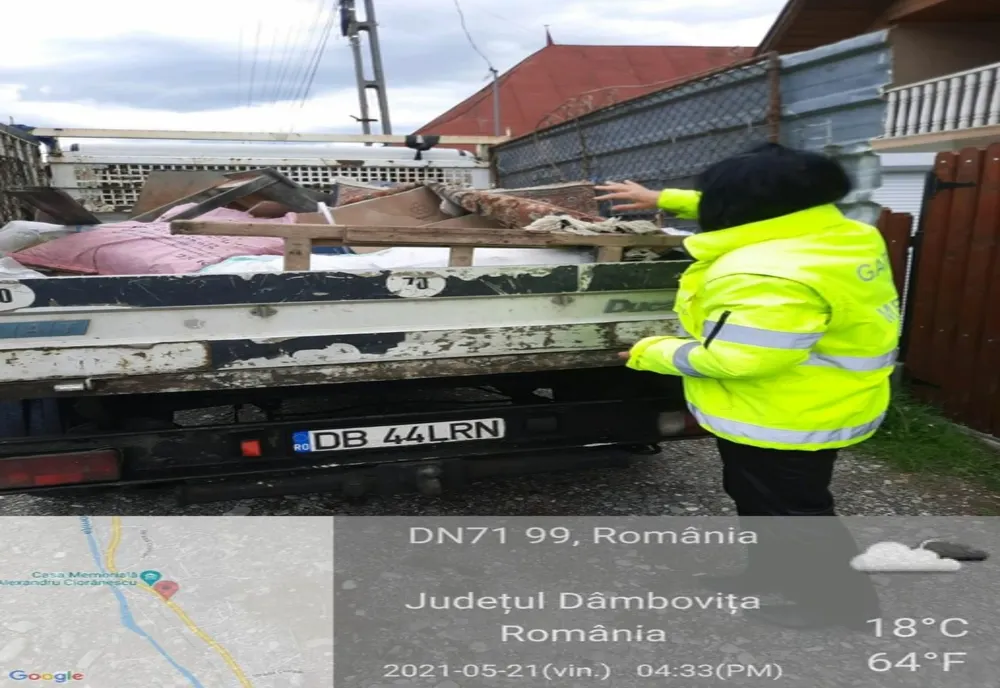 Autoutilitară cu deșeuri, amendată de Garda de Mediu Dâmbovița, după ce a fost oprită în trafic de polițiști 