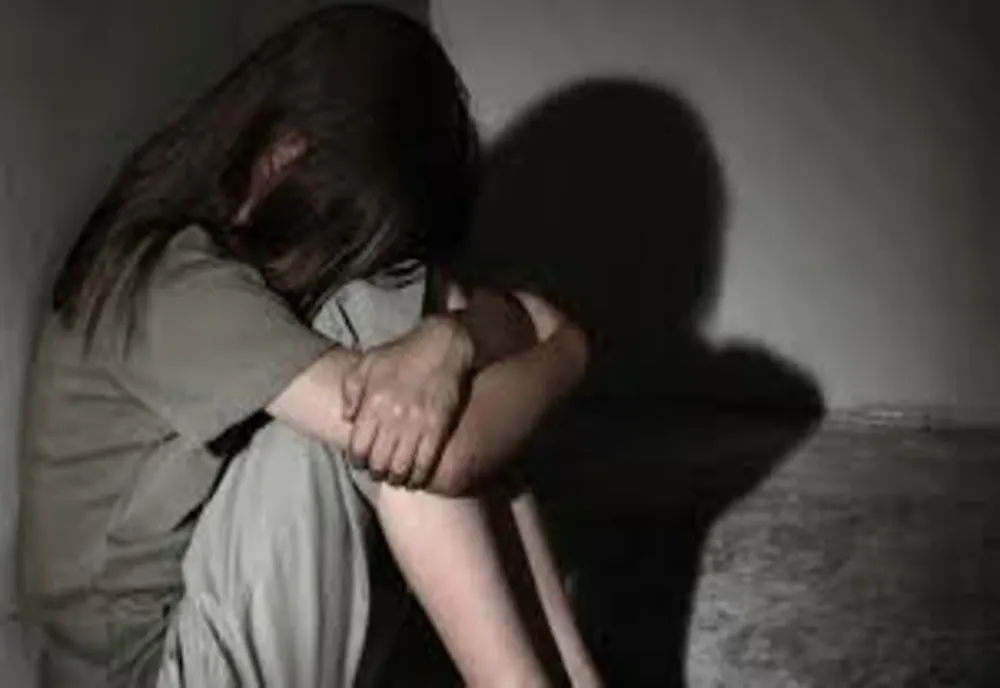 Dâmbovița: Minoră de 11 ani, violată de doi băieți pe care i-a cunoscut pe Facebook 