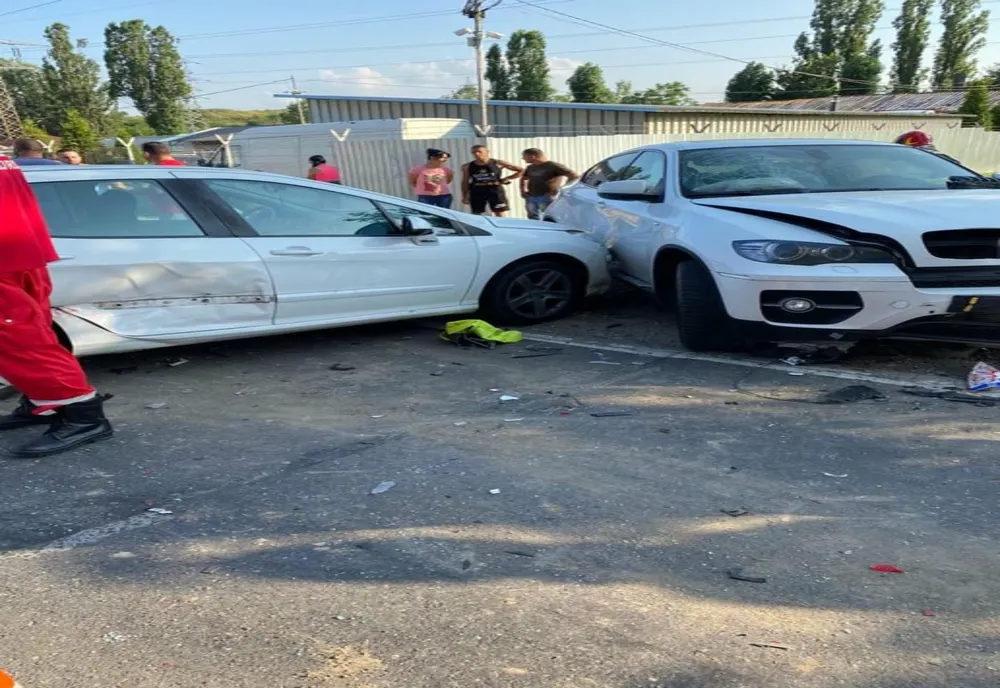 Dâmbovița: Tânără de 23 de ani, rănită într-un accident în care au fost implicate trei mașini