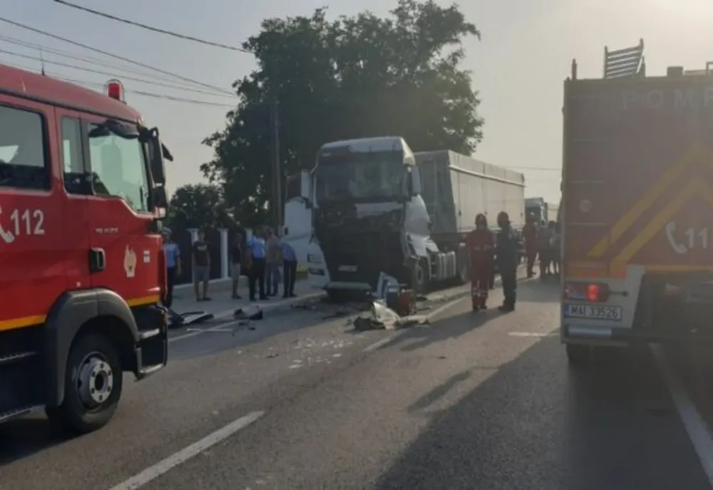 Ciocnire violentă între două Tir-uri, pe DN 72, în Dărmăneşti. Drumul a fost blocat  