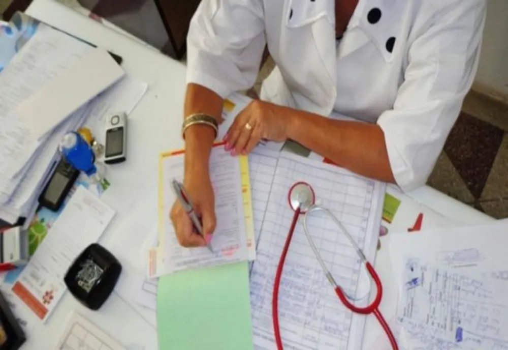 Un medic de familie din Dâmboviţa şi soţul acesteia, reţinuţi. Sunt cercetaţi într-un dosar penal ce vizează eliberarea ilegală a unor adeverinţe de vaccinare anti-Covid-19 