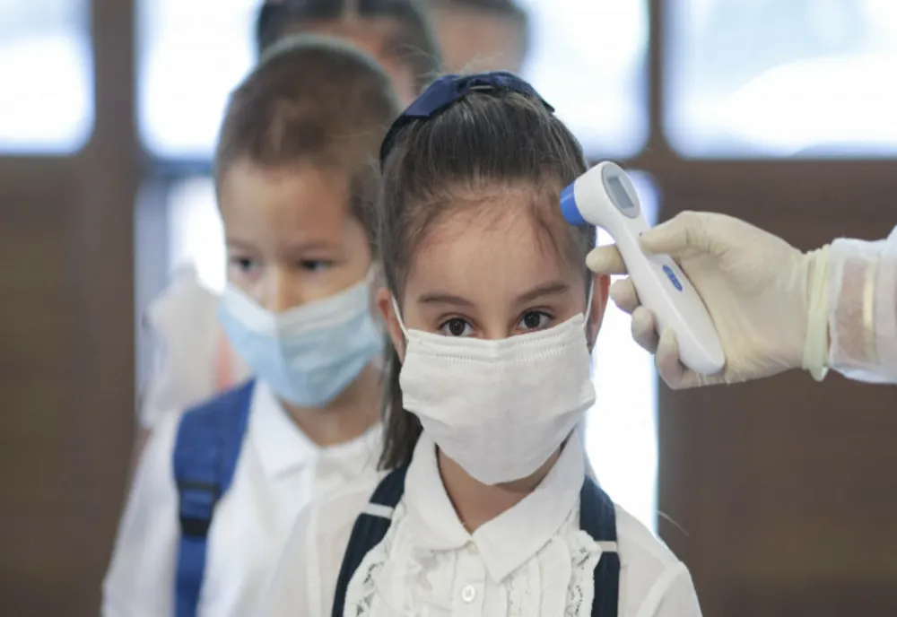 Peste 250 de elevi și 147 de angajați din județul Dâmbovița, infectați cu Covid
