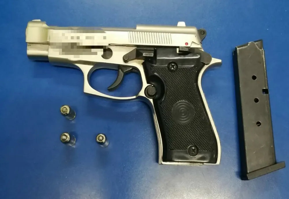 O femeie din Dâmbovița s-a ales cu un dosar penal după ce a purtat un pistol fără drept