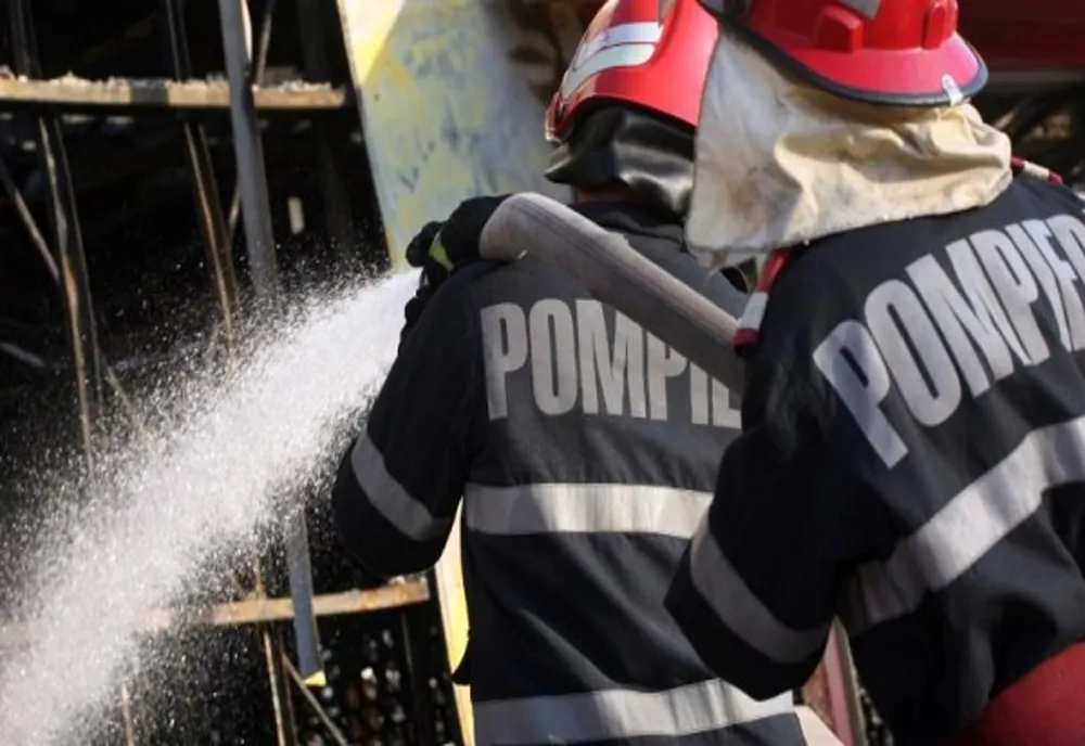 O casă din localitatea Braniștea a fost cuprinsă de flăcări. S-a acționat cu trei autospeciale de intervenție pentru stingerea incendiului