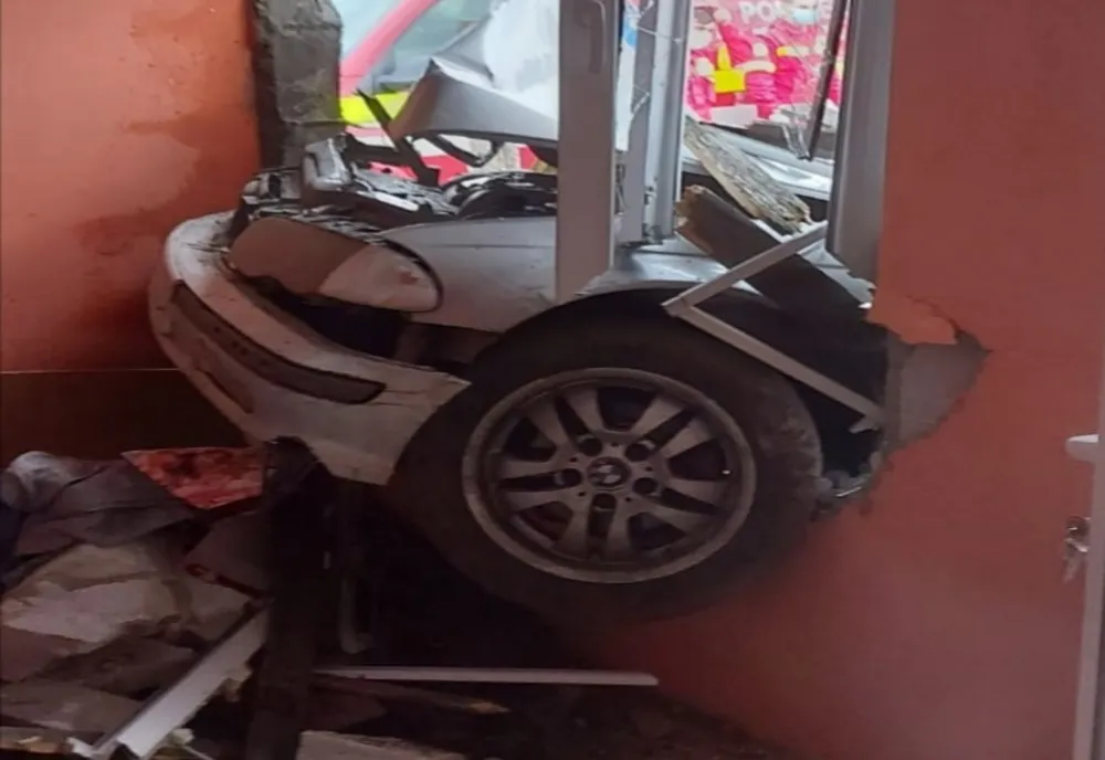 Dâmbovița: Un autoturism s-a oprit în peretele unei case! Șoferul a făcut atac de panică