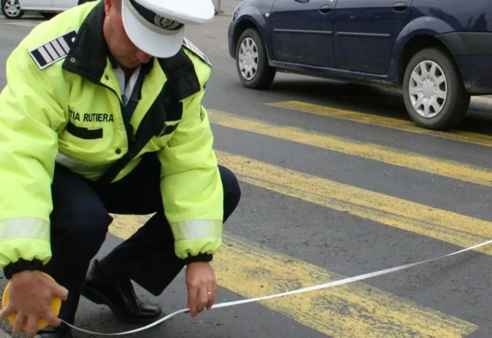 Dâmbovița: Un șofer beat a lovit un pieton, a fugit de la locul accidentului, iar apoi s-a oprit cu mașina într-un gard