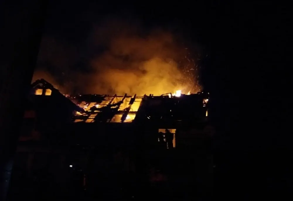Dâmboviţa. Casă din Vulcana de Sus, cuprinsă de flăcări!
