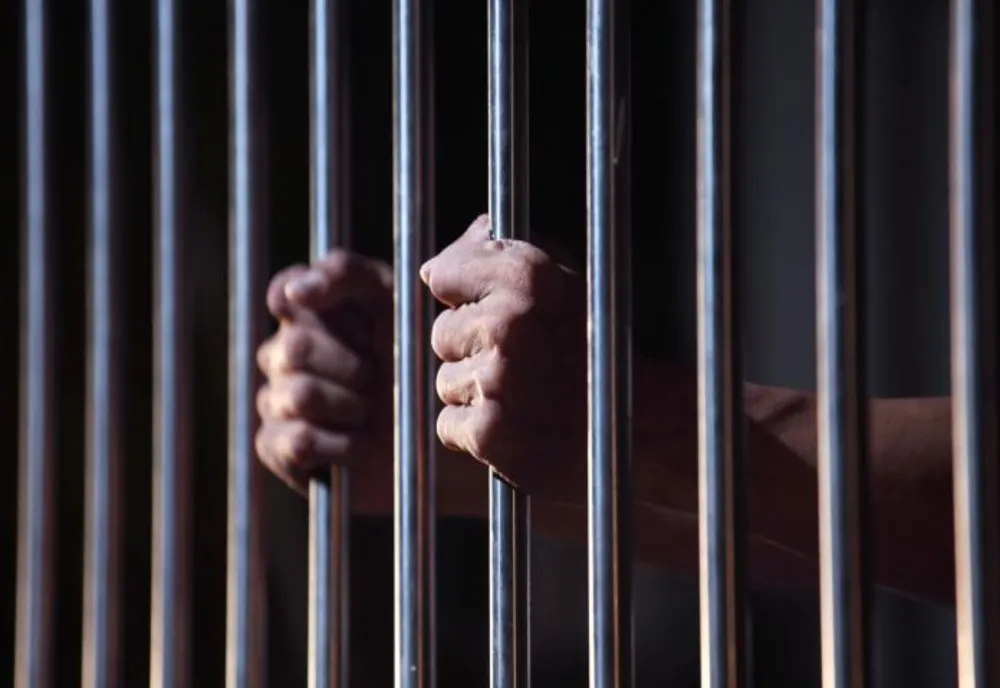 4 ani și 4 luni de închisoare pentru un bărbat din Dâmbovița, pentru complicitate la tentativă de înșelăciune și folosirea intrumentelor false