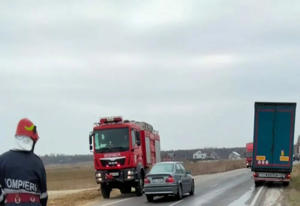 Pericol de incendiu pe DN 72, după ce rezervorul unui TIR s-a spart! Pompierii au intervenit de urgență