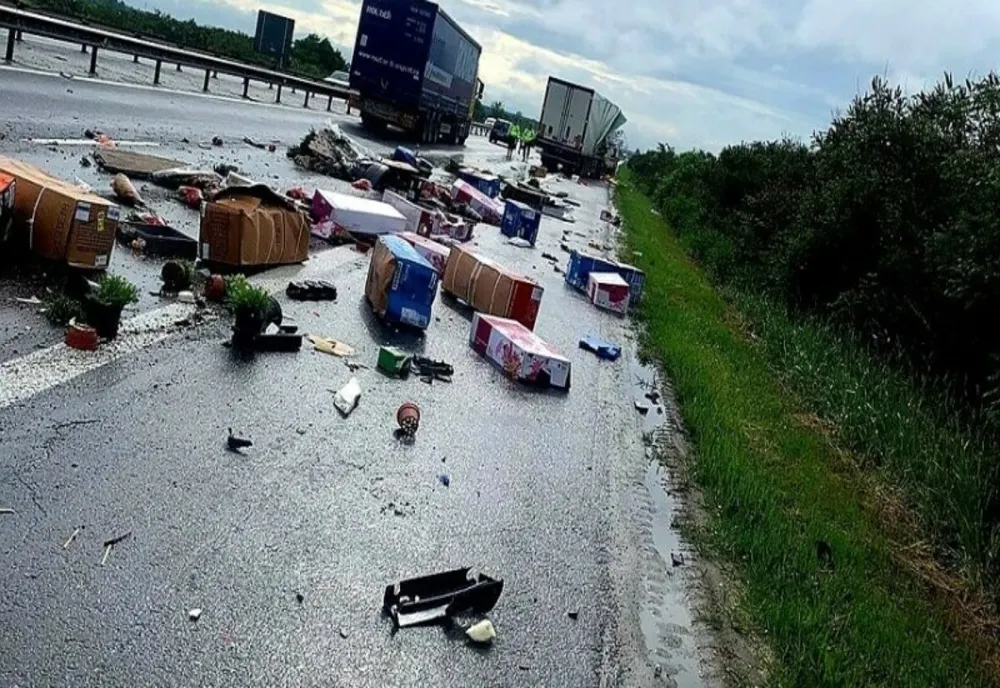 Dâmboviţa. Două autotrenuri au intrat în coliziune pe Autostrada A1, la Corbii Mari