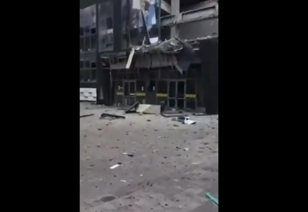 Bazin de înot din Mariupol, bombardat în timp ce adăpostea copii și gravide