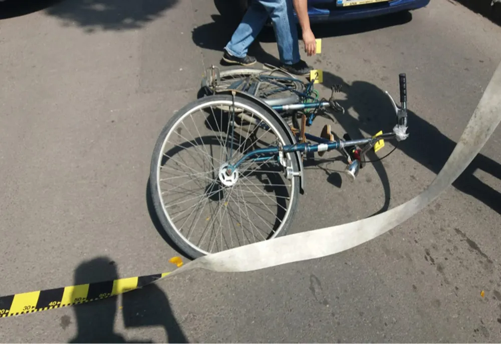 Dâmboviţa. Biciclist lovit de o mașină în Dărmăneşti! A fost transportat de urgență la spital pentru îngrijiri medicale
