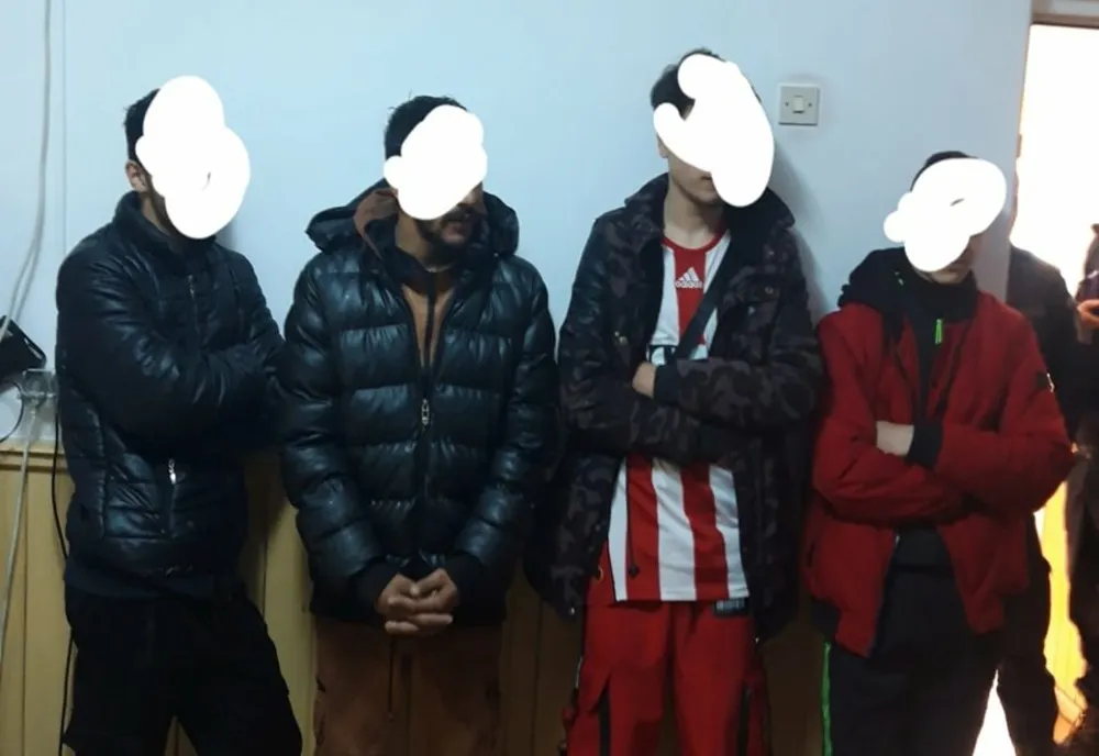 Dâmboviţa. Hoți prinși de jandarmi și polițiști locali după ce au spart un magazin din Târgovişte. Ce au furat