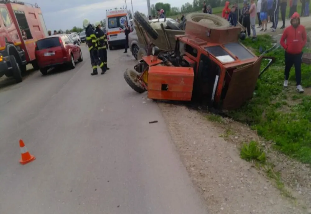 Dâmbovița: Impact violent între un autoturism și un tractor. O persoană a fost rănită 