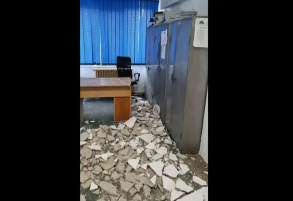 Tavanul unei secții de Poliție din Dâmbovița s-a prăbușit. Sindicat: “Realitatea cruntă în care polițiștii își desfășoară activitatea”