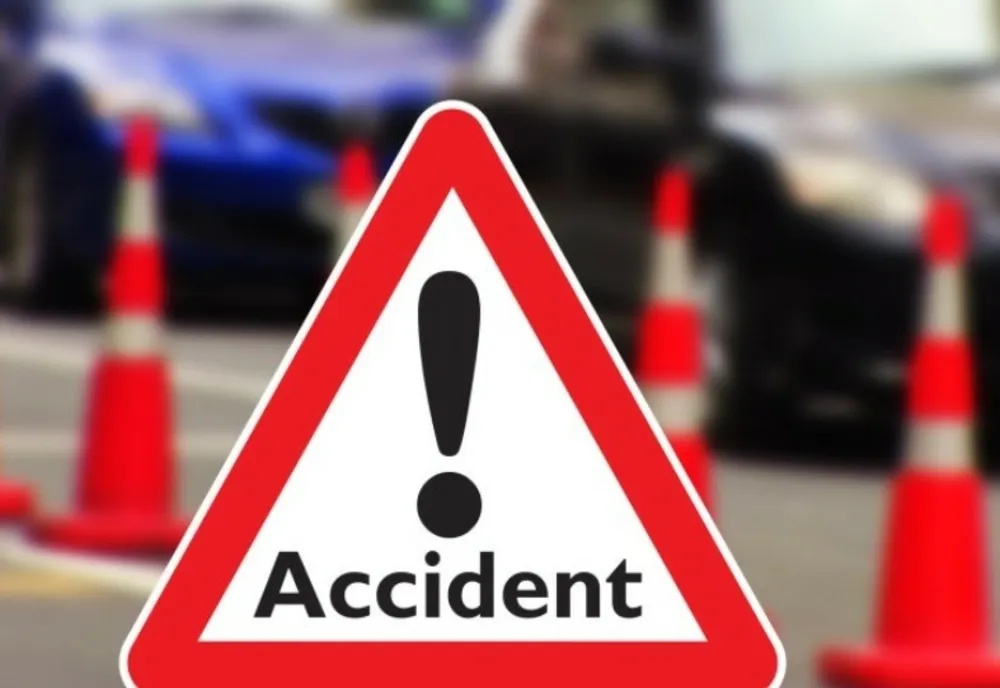 Dâmboviţa. Două victime în urma impactului între un autoturism și două camioane parcate