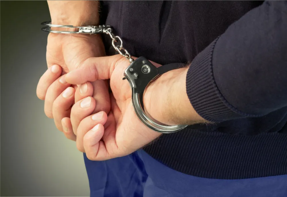 Dâmboviţa. Bărbat reţinut de poliţişti după ce s-a dat drept medic şi a înşelat un bătrân din Bucureşti