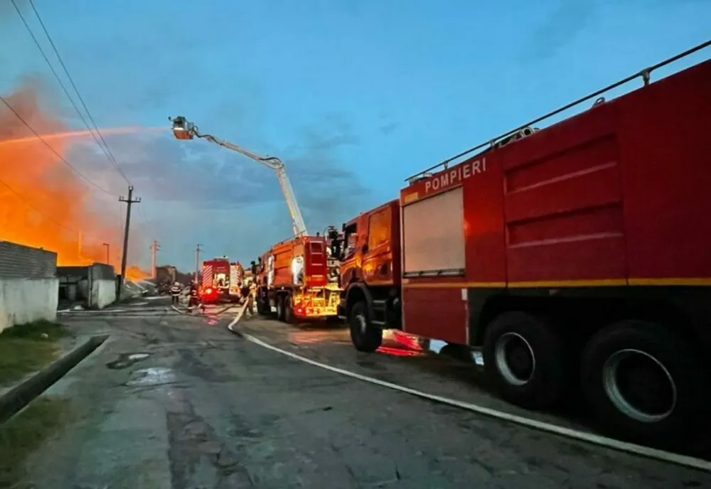 Incendiu violent la un depozit de solvenţi din Piteşti. Pompieri din Giurgiu, Dâmboviţa şi Olt au venit în sprijinul celor din Argeş