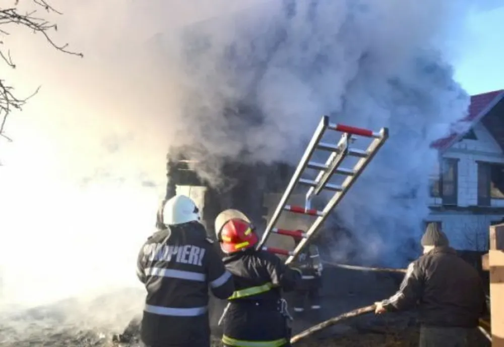 Un magazin din Dâmboviţa a luat foc! S-a intervenit cu 3 autospeciale de stingere