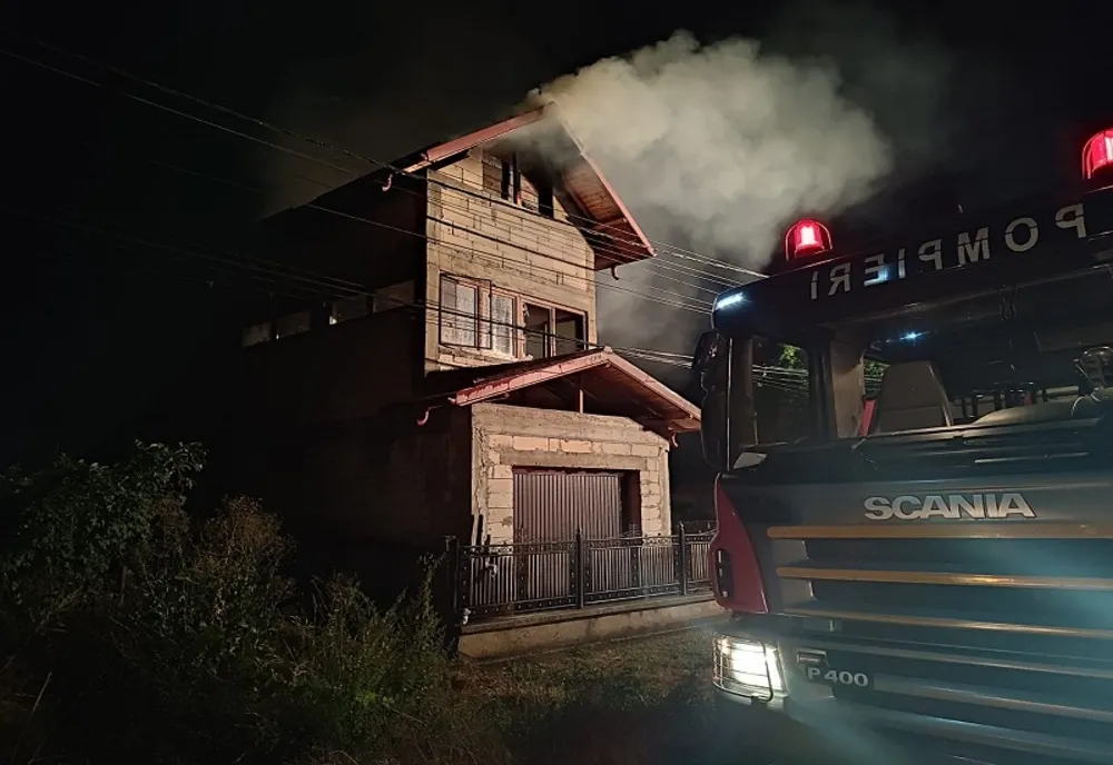 Dâmboviţa. Incendiu violent la o casă din Gura Ocniţei. Pompierii au acţionat cu cinci autospeciale