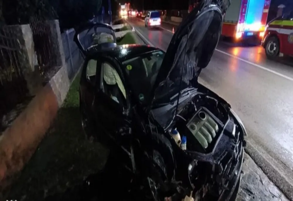 Dâmbovița. Două persoane au scăpat cu viață după ce s-au răsturnat cu maşina în afara părţii carosabile